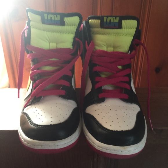 Nike swoosh Nike dunks! Excellent condition.