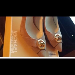 Ⓜ️MICHAEL KORSⓂ️ Tan Suede Pumps