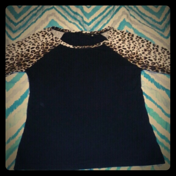 ❌SOLD❌Quarter sleeve black top w Cheetah sleeves - Picture 1 of 3