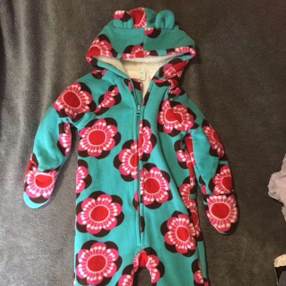 Girl's 18-24 month Snowsuit, never worn.