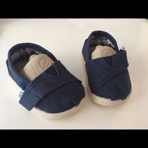 TOMS navy baby shoes size T2