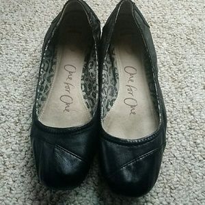 Black TOMS flats
