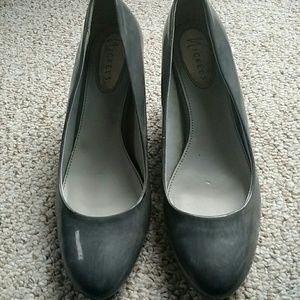 Grey pumps
