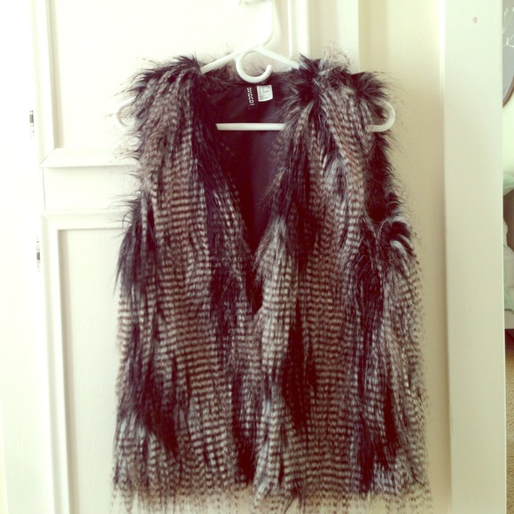 Neutral Faux Fur vest - size 8