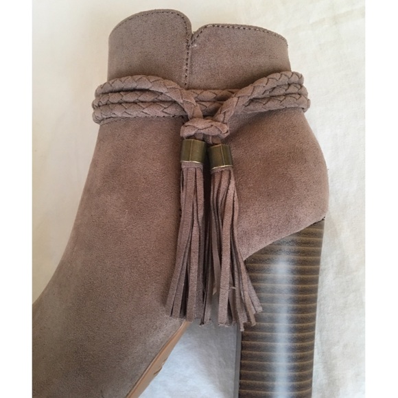 🆑❣️Last One Sz 5.5❣️ Taupe Suede Braid Tassel - Picture 3 of 4