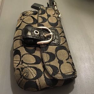 ❤️pre-loved coach wristlet black patent &silver