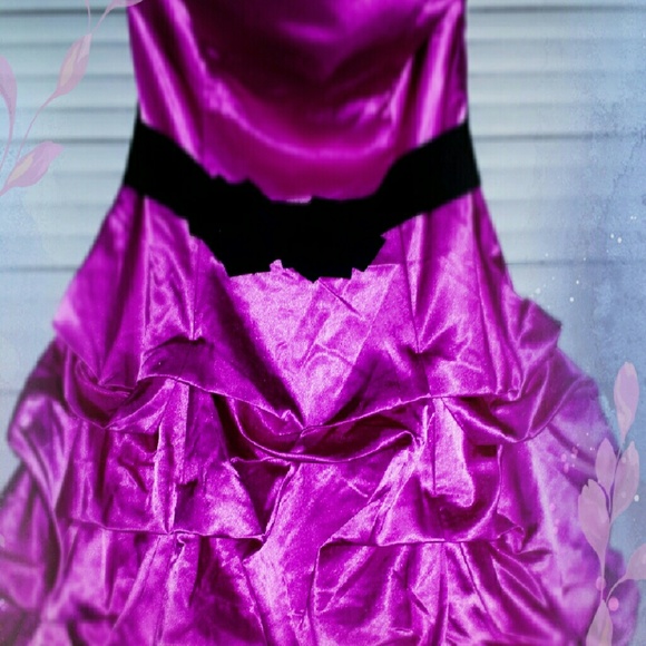 Dresses - Picture 3 of 4