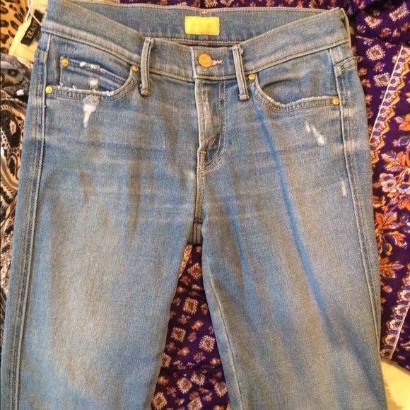 Cropped mother distressed denim jeans.