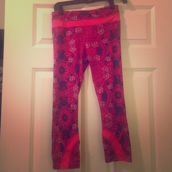 Cropped Patterned Lulu Lemon Athletic Pants