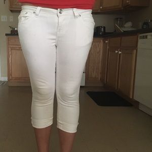 Rue 21 white capris:) size 7/8 in juniors.