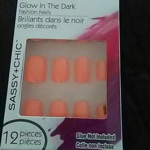 Glow in the dark nails