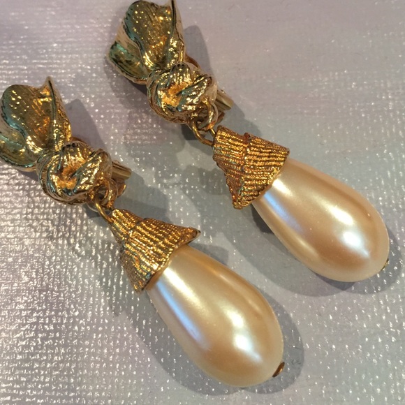VINTAGE EUC TEAR-DROP PEARLS GOLD TONE EARRINGS - Picture 2 of 4