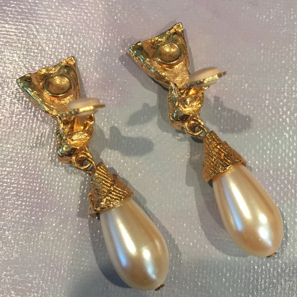 VINTAGE EUC TEAR-DROP PEARLS GOLD TONE EARRINGS - Picture 3 of 4