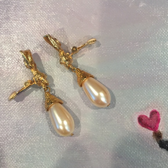 VINTAGE EUC TEAR-DROP PEARLS GOLD TONE EARRINGS - Picture 4 of 4