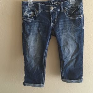 Amethyst size 7 jeans. Shapes your body well:)