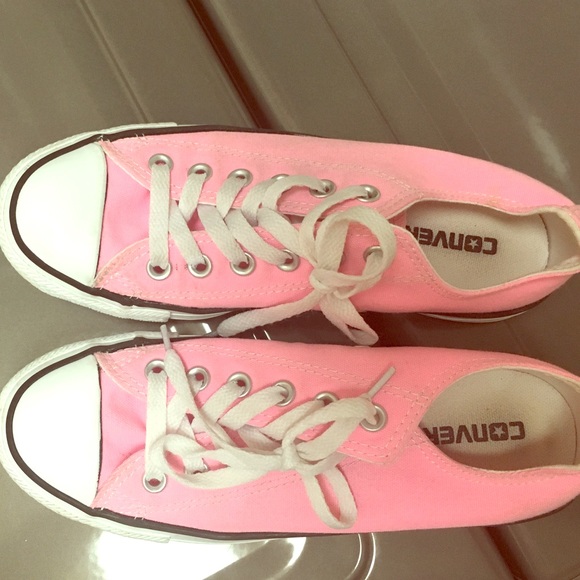 Pink converse low tops women's 7