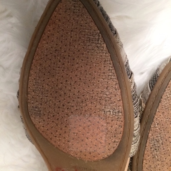 🚫SOLD🚫Lucky Brand pointed flat 8/8.5 gray - Picture 2 of 3