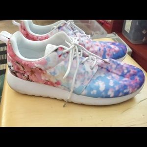 Nikes Roshe One cherry blossoms size 9.5