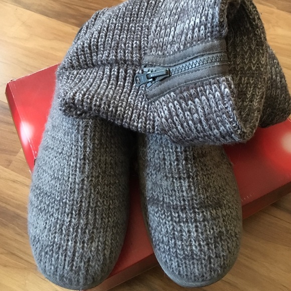 Knitted exterior with zipper boots