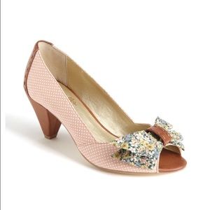 peep toe pumps