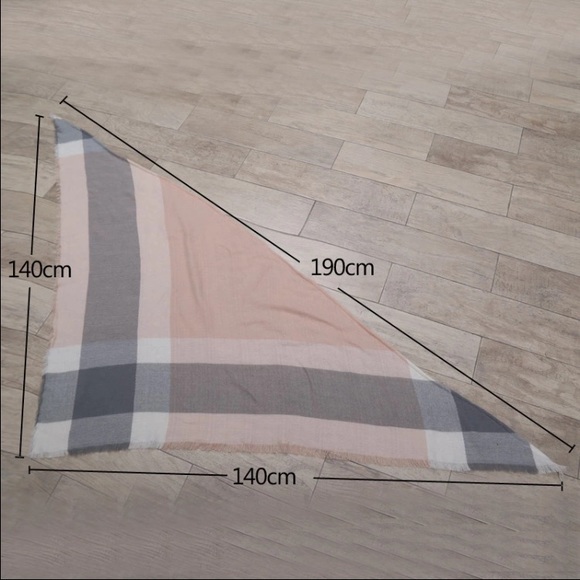 Multicolored triangle plaid scarf - Picture 2 of 5