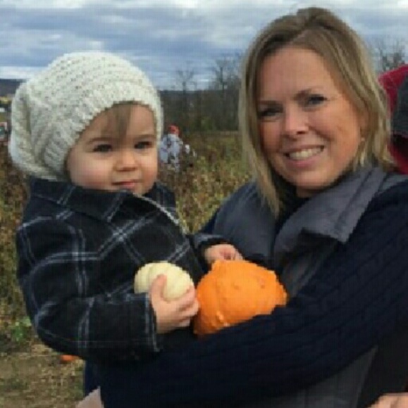 Hi, I'm Halli ... Welcome to my Closet! - Picture 5 of 8