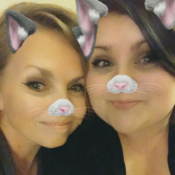 Hi, I'm Halli ... Welcome to my Closet! - Picture 6 of 8