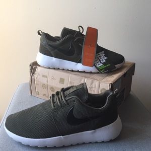 Army Green Nike Rosheruns