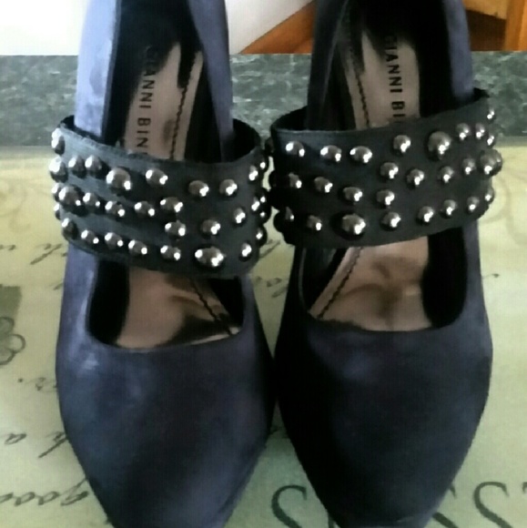 Closed toe heels - Picture 1 of 3