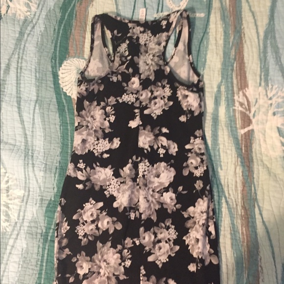 A flower dress - Picture 2 of 3