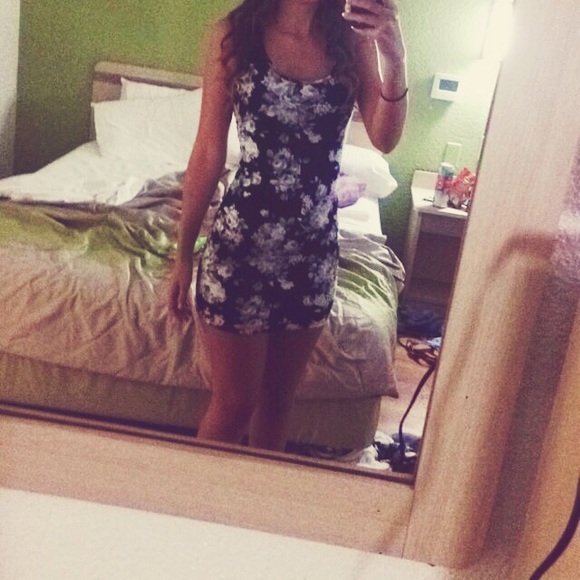 A flower dress - Picture 3 of 3