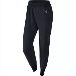 Xs Nike joggers. Fits like the photo. Runs small.