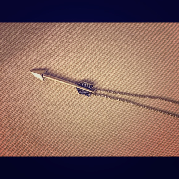 Silver arrow necklace