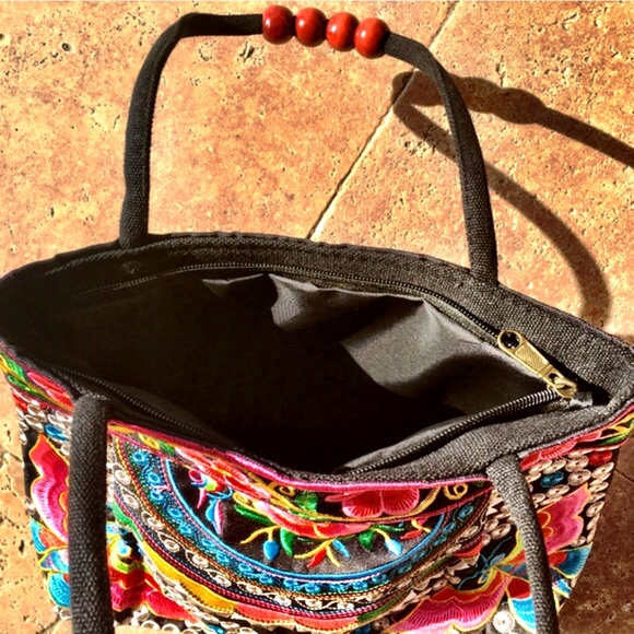 Boho Embroidered Flowers/Butterflies Handbag NWT - Picture 3 of 6