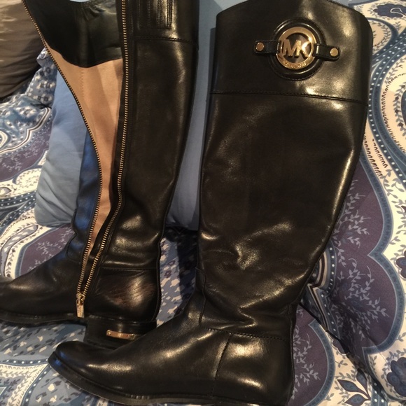 MK black boots