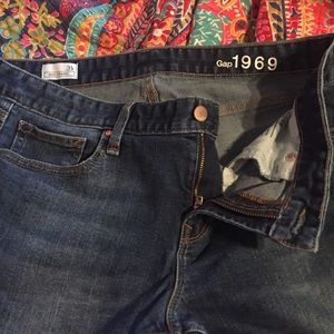 Size 12 (31 r) Gap real straight jeans