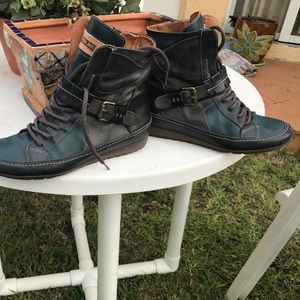 Pikolinos sneaker boots