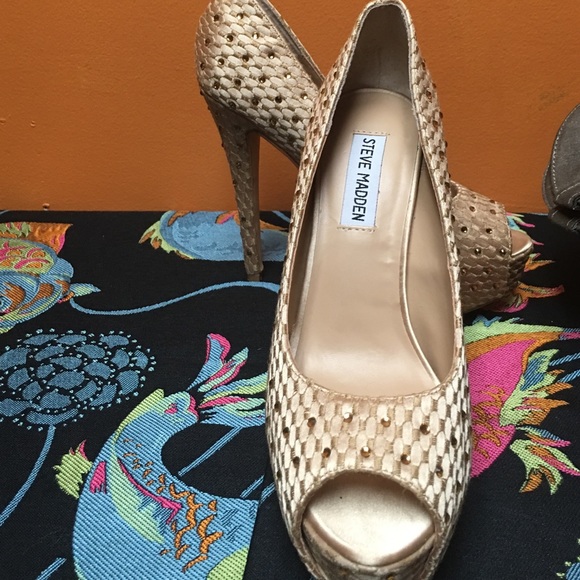 Tan and Gold Steve Madden - Picture 1 of 1