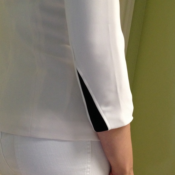 Off white blazer jacket with black details - Picture 3 of 4