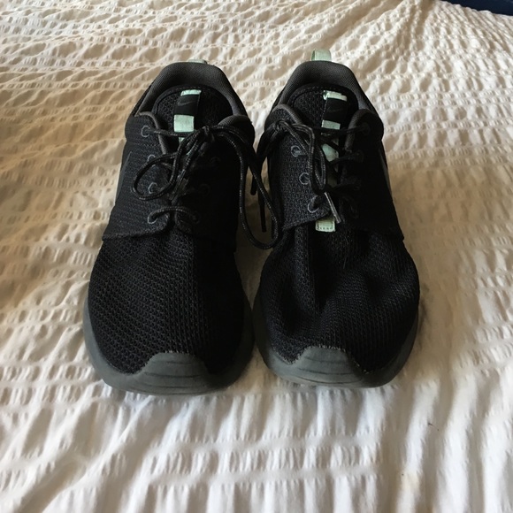 Black/Mint Roshes