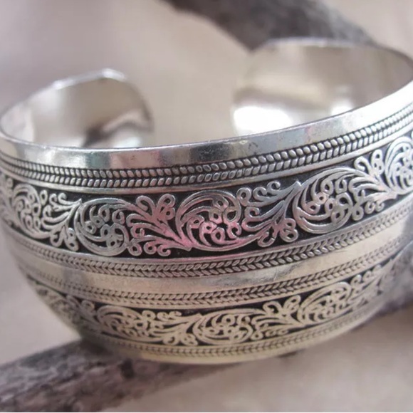 Convex Tibetan Silver Cuff - Picture 4 of 4