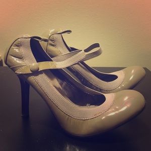 BCBCMAXAZARIA strapped heels in Grey.