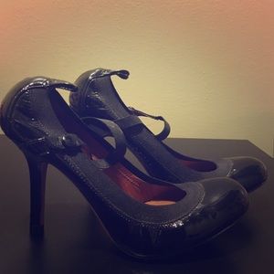 BCBGMAXAZARIA strappy heels in black.