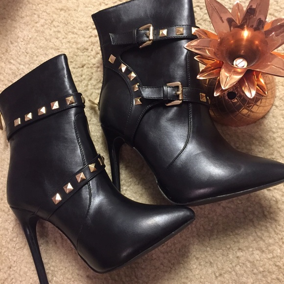 Cute rockstud booties w/ extra tips