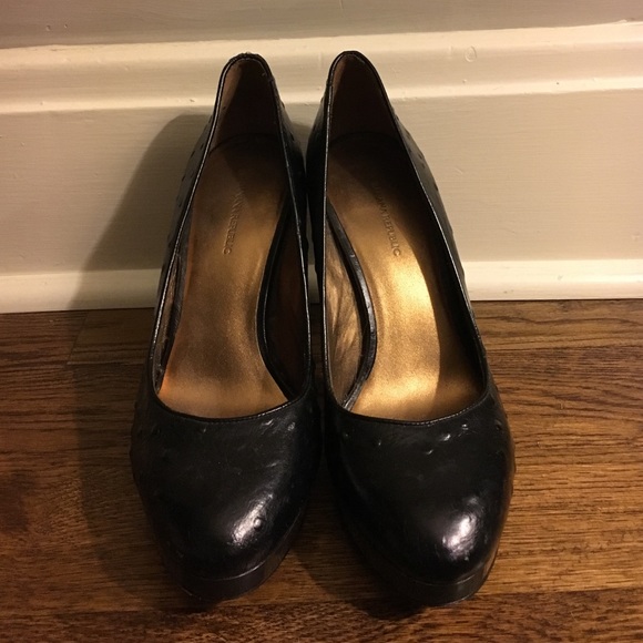 Banana Republic Black textured leather pump
