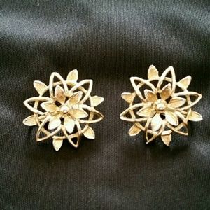 Sarah Coventry gold tone clip on earrings