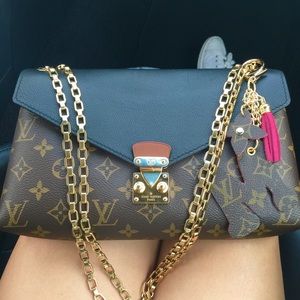 ❌sold on Tradesy❌Authentic Pallas on chain noir