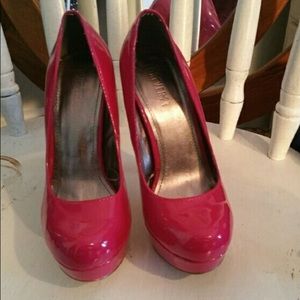 Pink platform pumps
