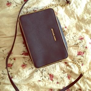 Black and Gold Michael Kors Jetsetter Crossbody