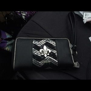 Wallet has a little discoloration along edges